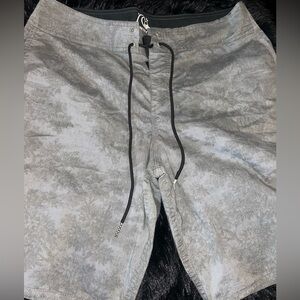 Men's Gray Quiksilver Shorts size 32